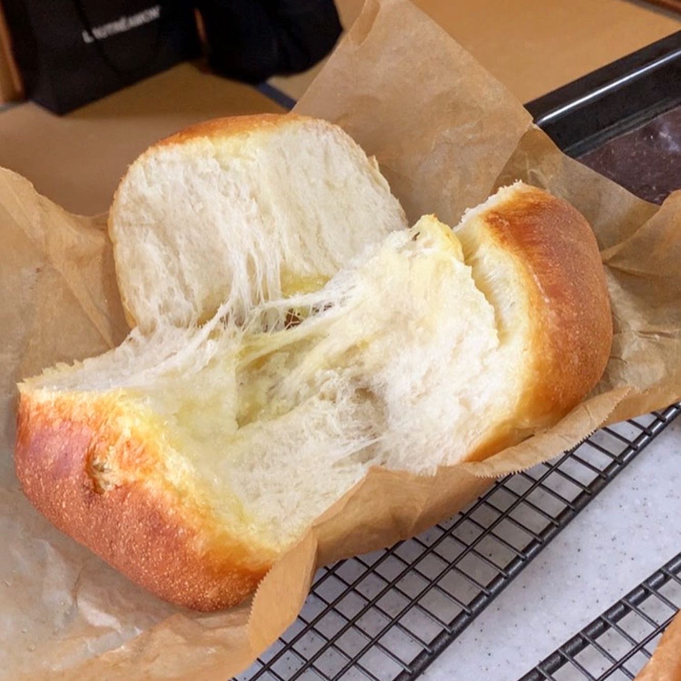 グラスフェッドバターをたっぷり使用したクロワッサン風トースト