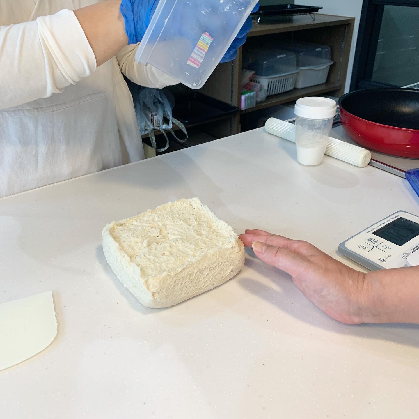 低温長時間発酵で作ったベーグル生地を取り出したシーン（奄美大島kafuu breadのみほさんのパン教室