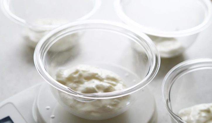 仕込み水やヨーグルトを計量中