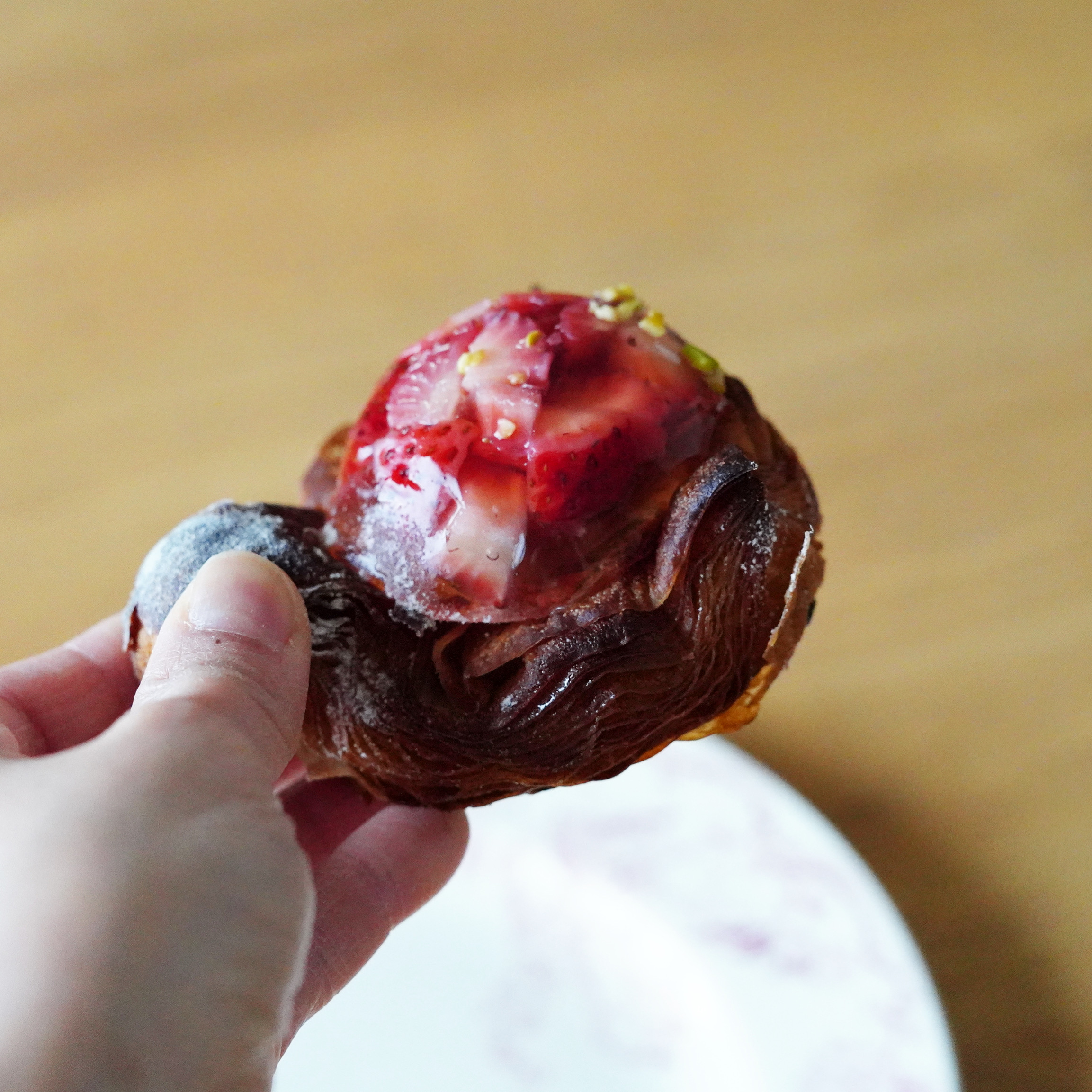 パンヲユメミルのフルーツデニッシュ（いちご）ぷるぷるのゼリーに苺が閉じ込められています