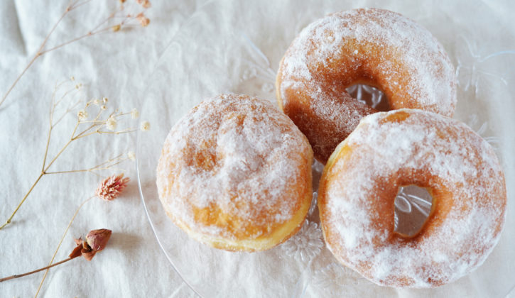 丸い生ドーナツと輪っかの生ドーナツ