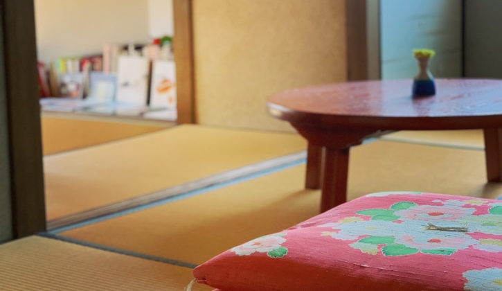 パン教室FUKURAのレトロなちゃぶ台と真っ赤なお座布団の風景