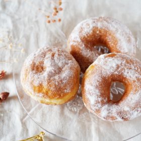 丸い生ドーナツと輪っかの生ドーナツ