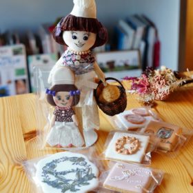 フクラちゃん人形とフクラちゃんのアイシングクッキーたち（生徒さんからの贈り物）