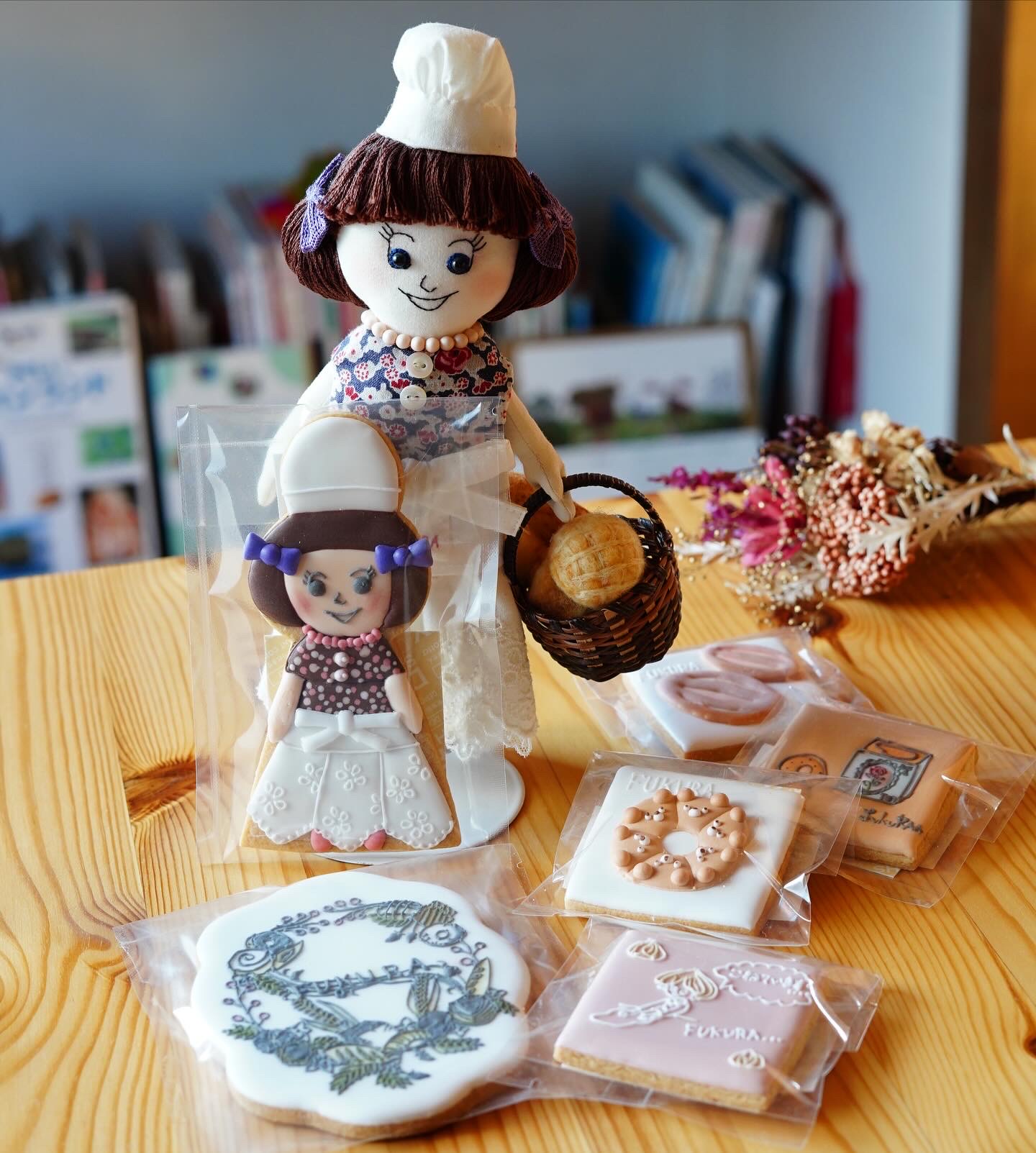 フクラちゃん人形とフクラちゃんのアイシングクッキーたち（生徒さんからの贈り物）