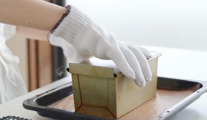 食パンを型から取り出す様子