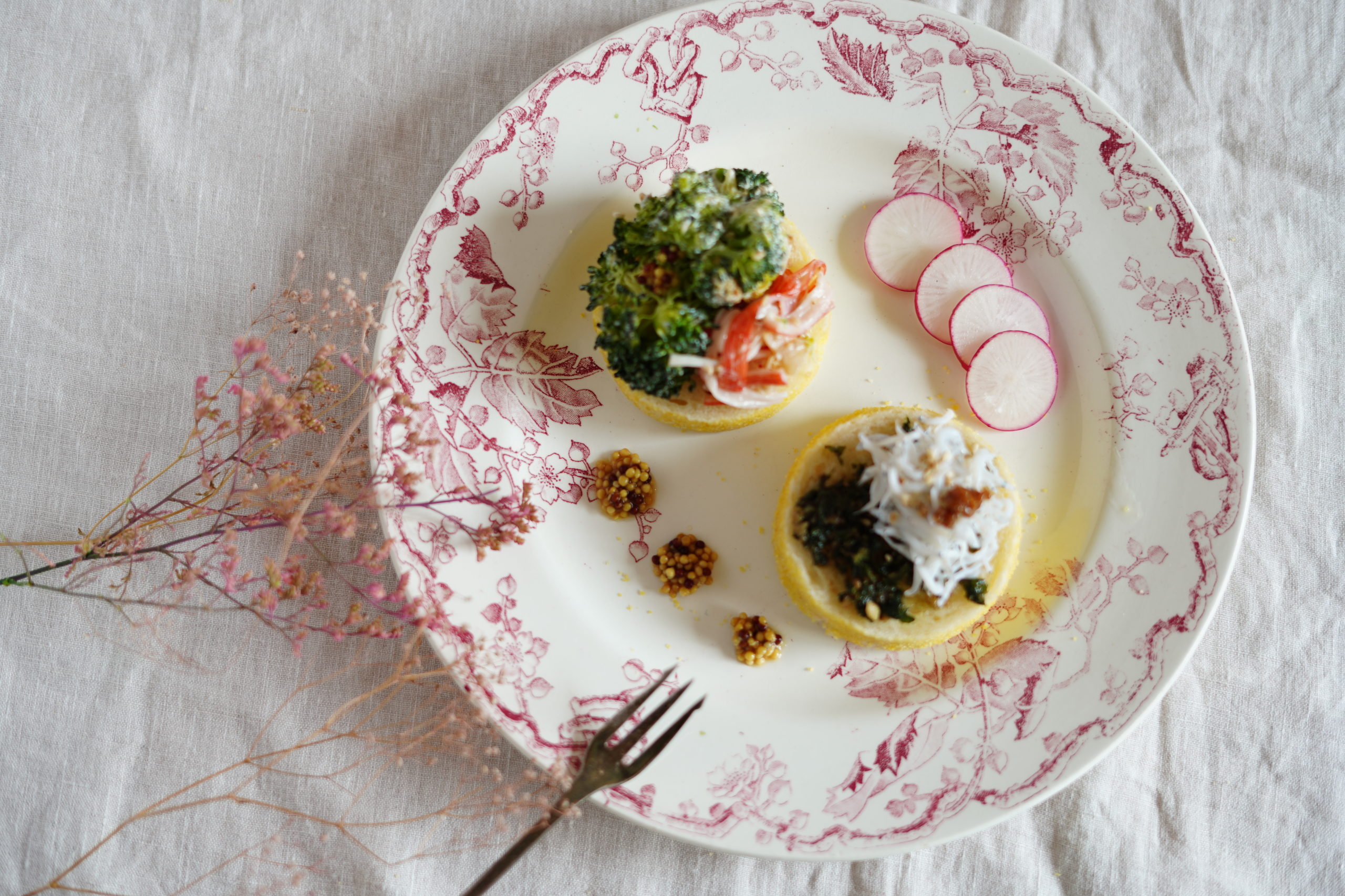 高加水イングリッシュマフィンをスライスして、シソベーゼ&しらすとブロッコリーサラダをトッピング