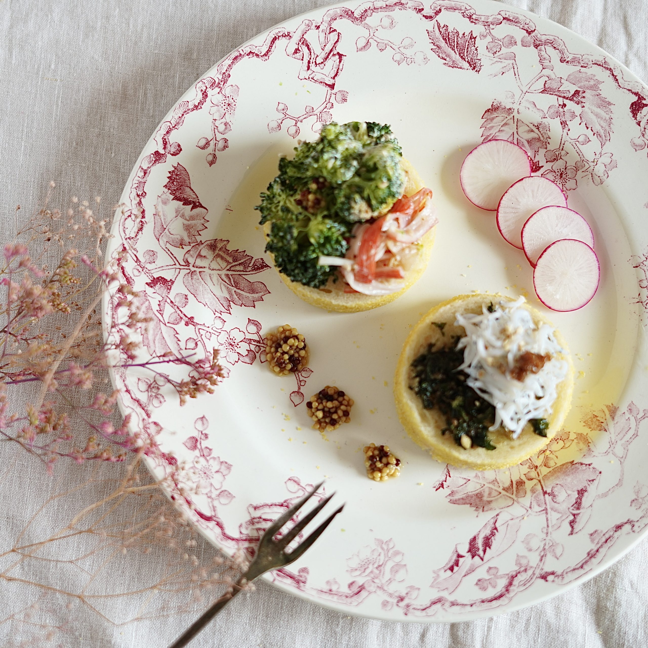 高加水イングリッシュマフィンをスライスして、シソベーゼ&しらすとブロッコリーサラダをトッピング。粒マスタードとラディッシュを添えて