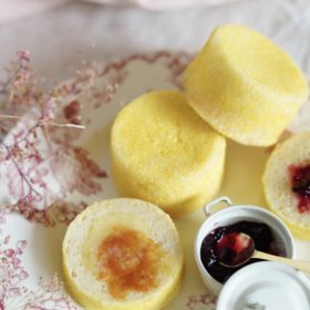 高加水イングリッシュマフィンを半分にスライスして、塩キャラメルバターとフランボワーズジャムをトッピング