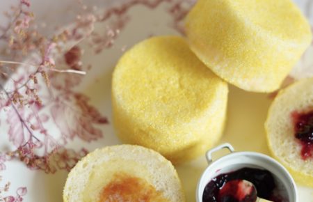 高加水イングリッシュマフィンを半分にスライスして、塩キャラメルバターとフランボワーズジャムをトッピング