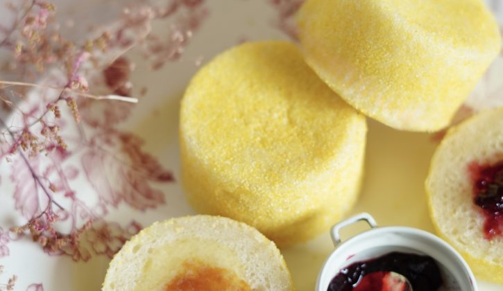 高加水イングリッシュマフィンを半分にスライスして、塩キャラメルバターとフランボワーズジャムをトッピング