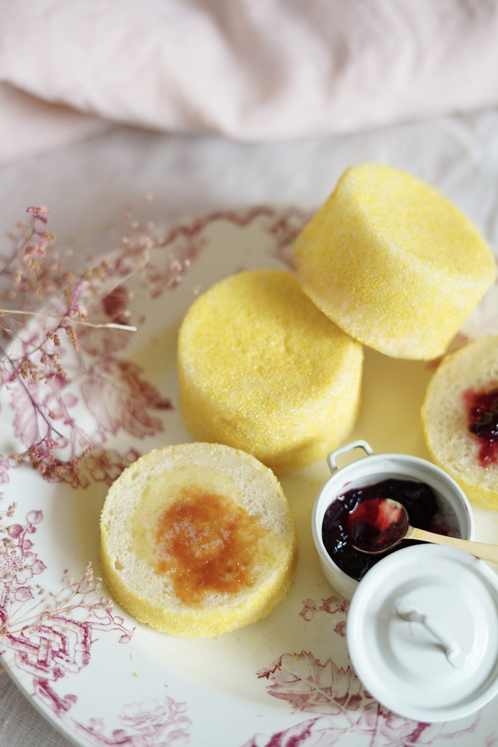 高加水イングリッシュマフィンを半分にスライスして、塩キャラメルバターとフランボワーズジャムをトッピング