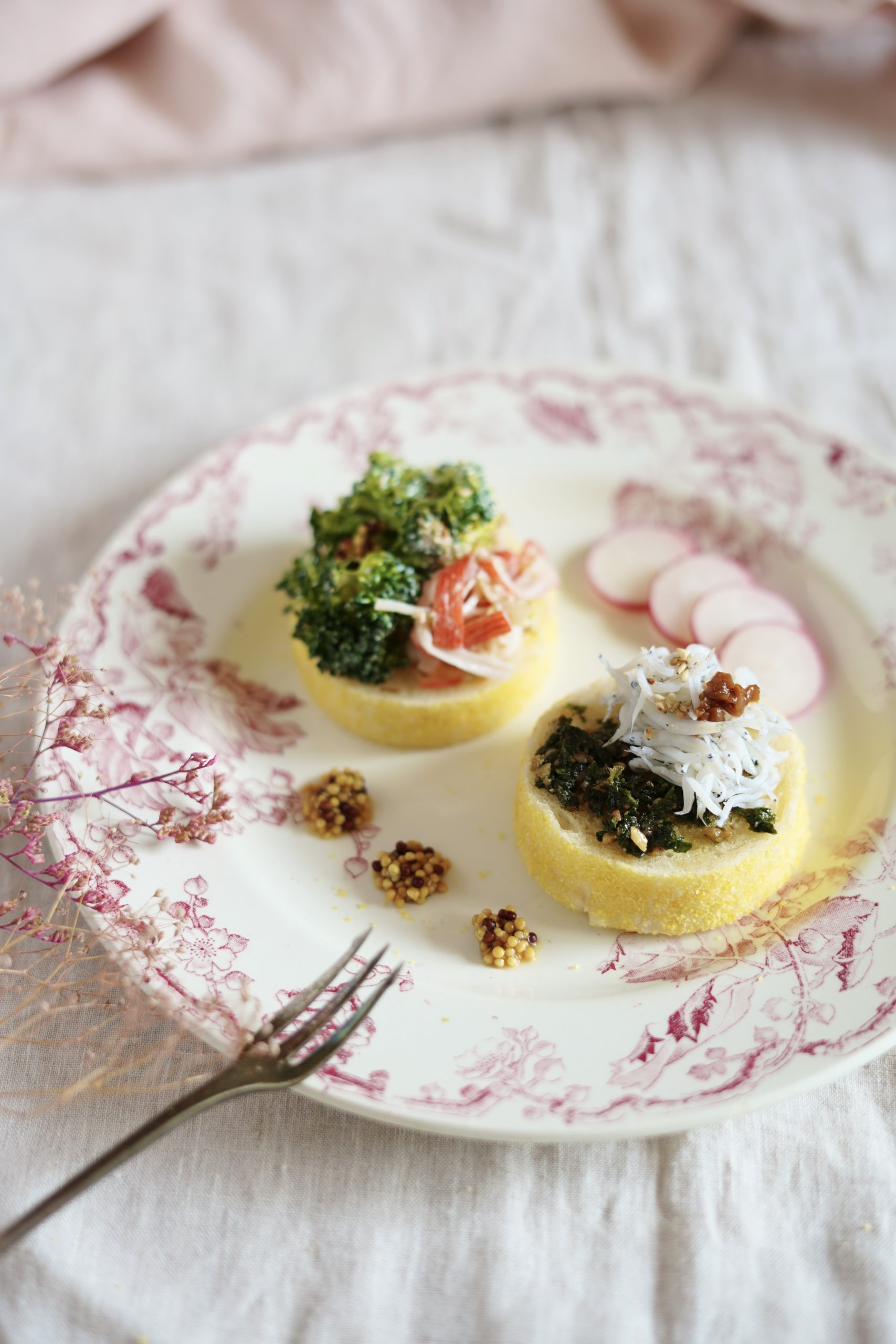 高加水イングリッシュマフィンをスライスして、シソベーゼ&しらすとブロッコリーサラダをトッピング。粒マスタードとラディッシュを添えて