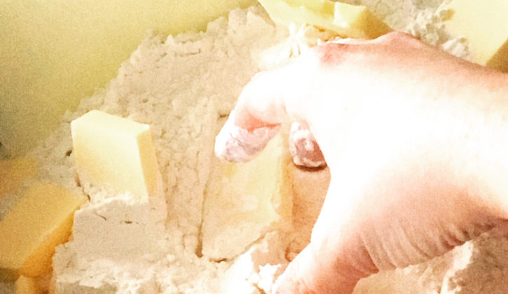 パン作りの小麦粉とバター