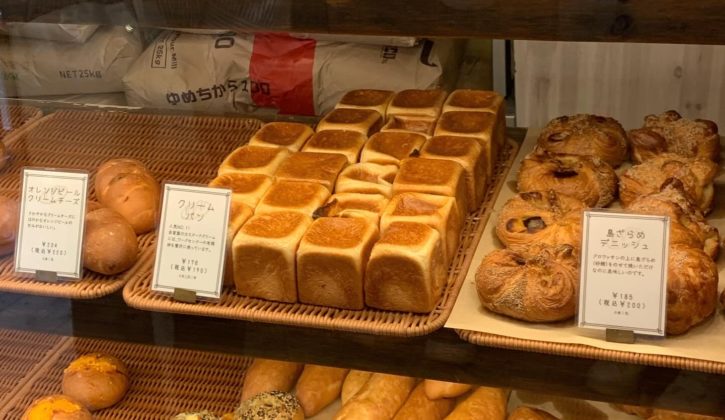 晴れるベーカリーの陳列棚（奄美大島）白神こだま酵母