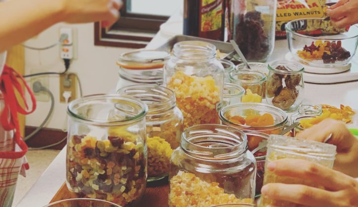 ドライフルーツやナッツを選ぶ生徒さんたち